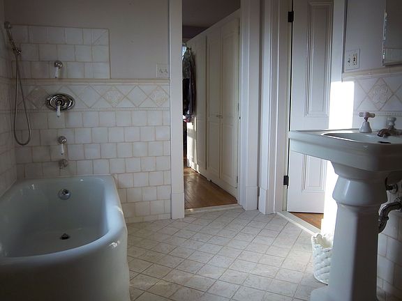 Master bath tub, all new finishes