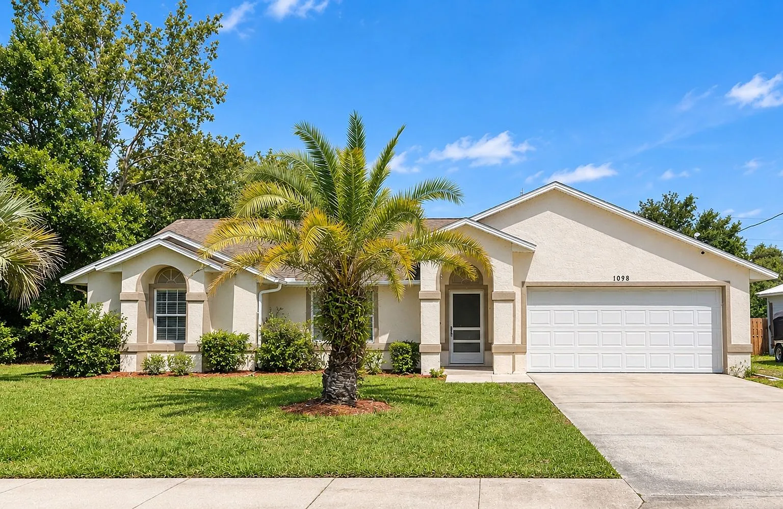 Spacious 3-Bedroom Deltona Home with Fenced Yard, Screened Patio & Extra Garage! — Photo 1