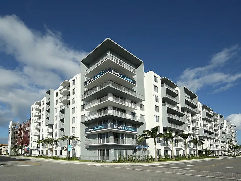 Avery Dania Pointe Apartments — Photo 33