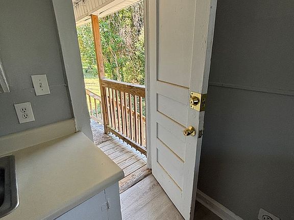 4th image of 156 Garrett St #A