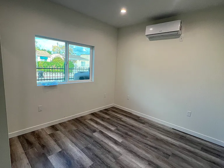 11616 Hamlin St — Photo 12