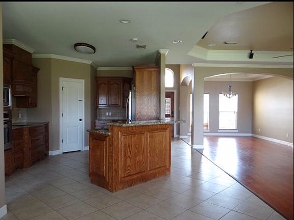 4th image of 610 Alexandria Ln