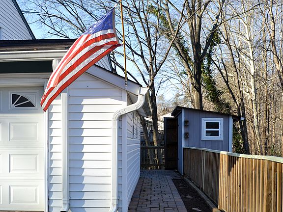 Side leads to private entry