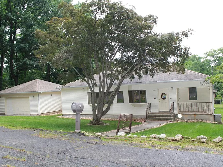 842 Beatrice Pkwy — Photo 1