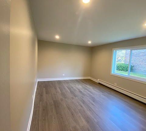 4th image of 555 Creekwood Ct