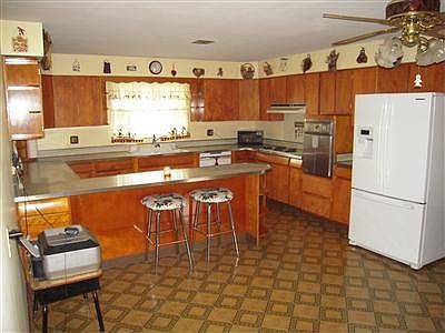 3rd image of 462 Old Main St