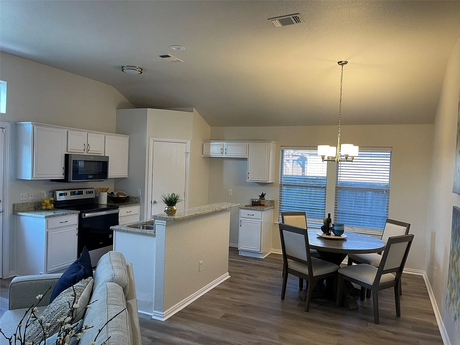 3 bed, 1404 sqft, $2,050 — Photo 3
