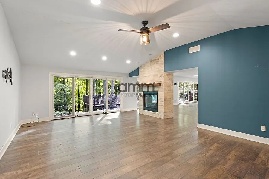 Stunning 3-bedroom 2.5-bathroom in Strongsville!! — Photo 3
