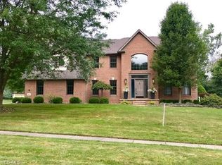 110 Queens Ln, Canfield, OH