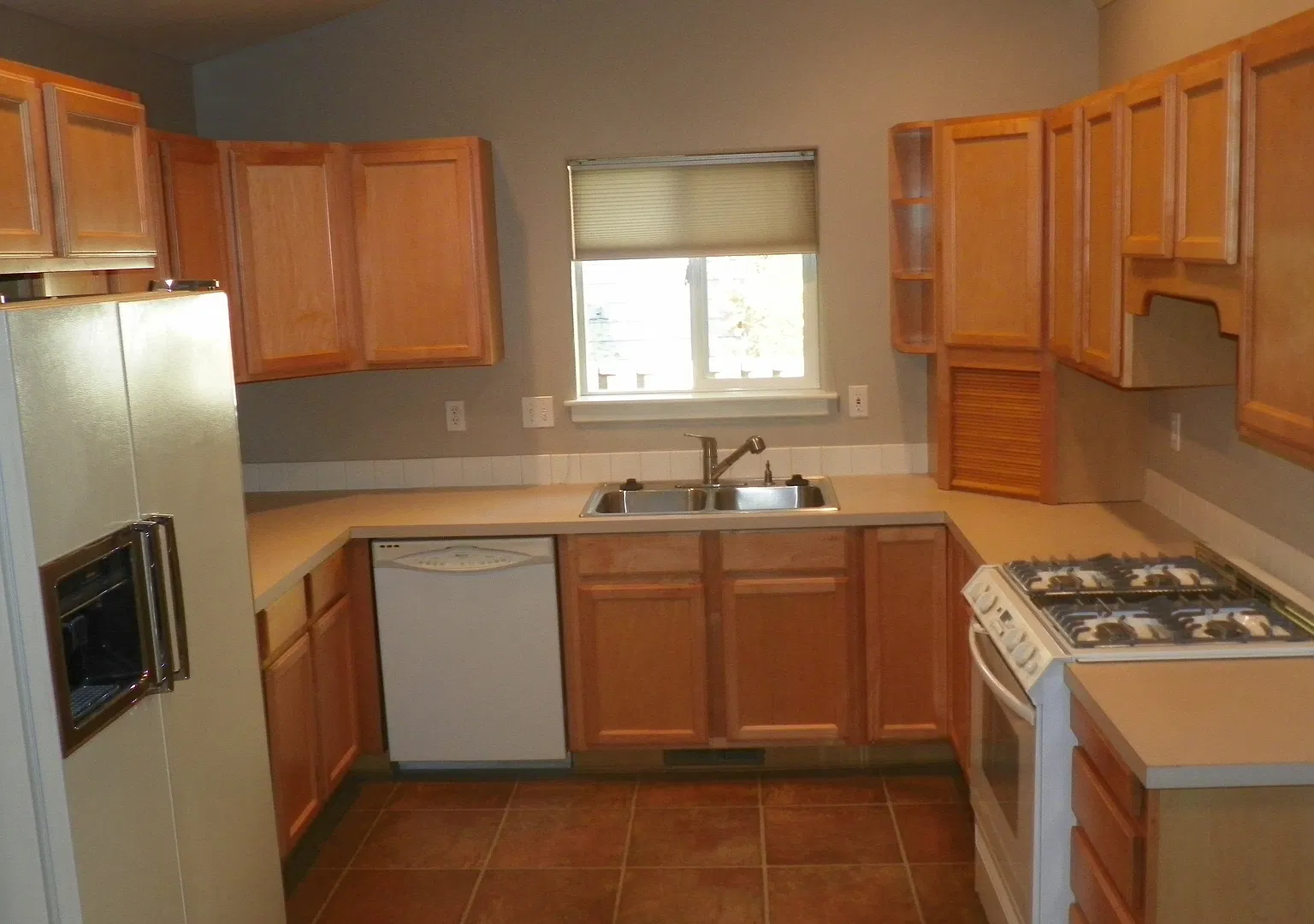 Bring Your Dog! Westside, 3 Bdrm, 2 Bath House, Double Garage & Xtra Storage — Photo 4