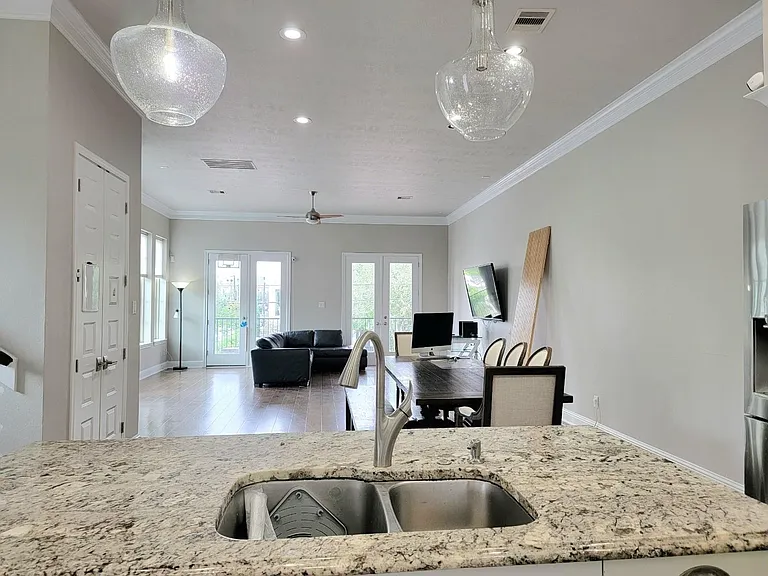1702 Calumet St — Photo 10