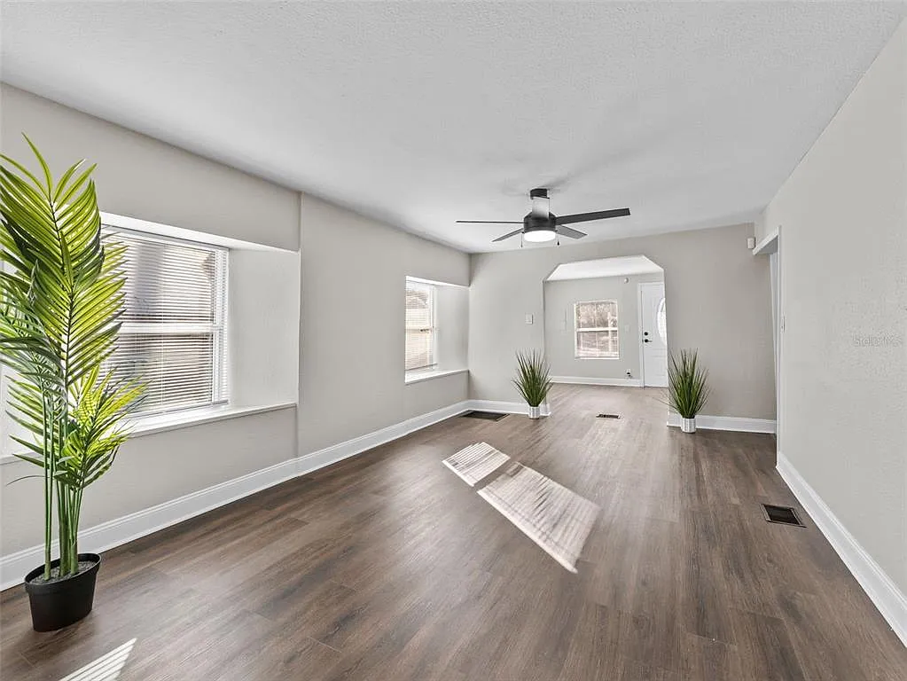 3 bed, 1.0 bath, 1056 sqft, $1,795 — Photo 4