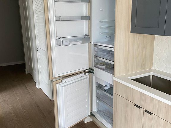 5th image of 1204 N Clark St #305