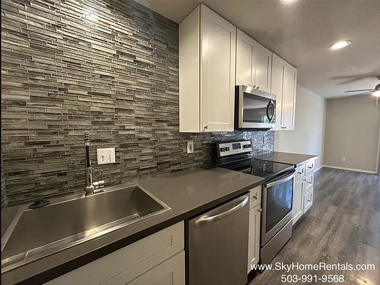 2180 Maplewood Dr S — Photo 4