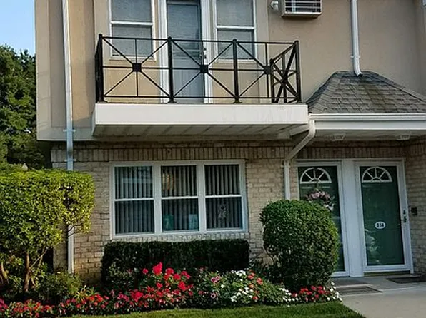 314 Cambridge Ct, Glen Cove, NY 11542