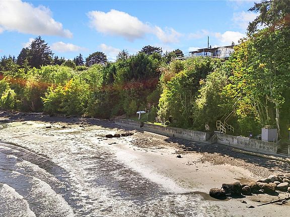 3rd image of 3632 Seaview Cres