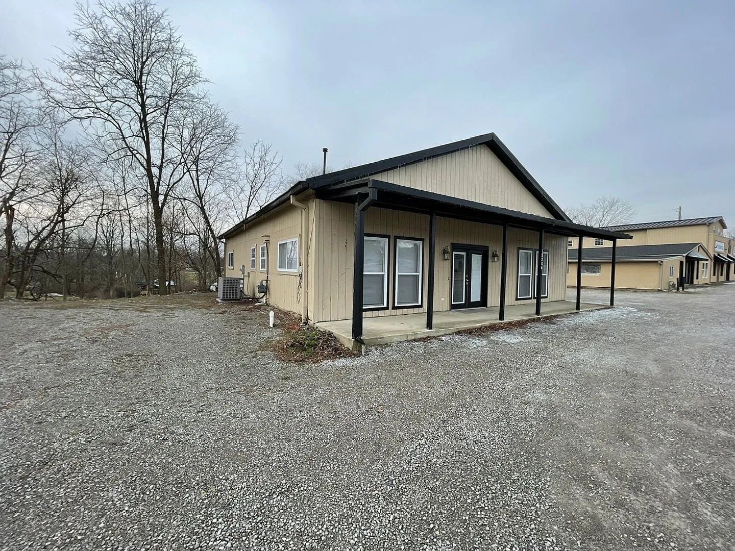 Large Home For Rent in Great Location — Photo 2