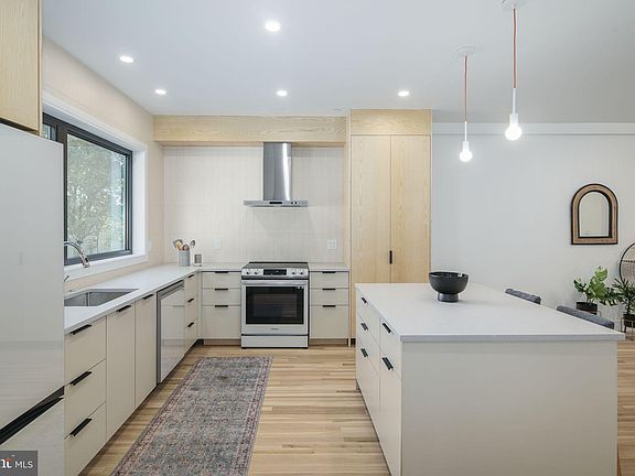 4th image of 154 W Price St