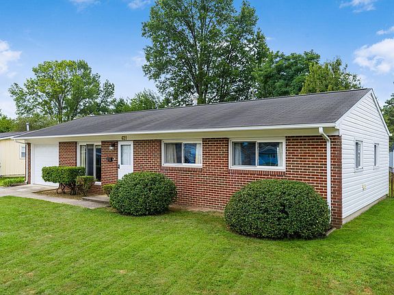 3rd image of 621 Palace Ln