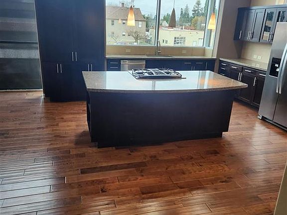 3rd image of 433 SE Washington St #201