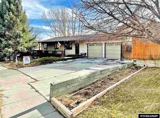575 River View Dr, Green River, WY 82935