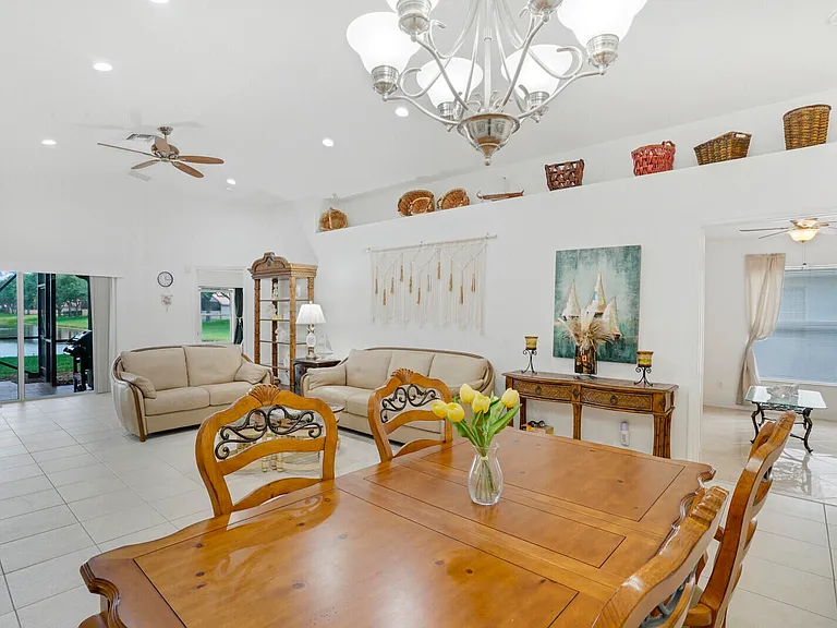5335 Vernio Ln — Photo 10