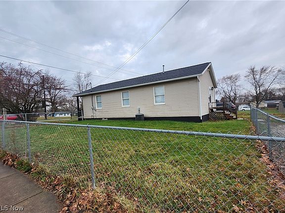 5th image of 3002 Harmont Ave NE