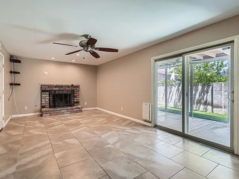 733 Strawberry Pl — Photo 9
