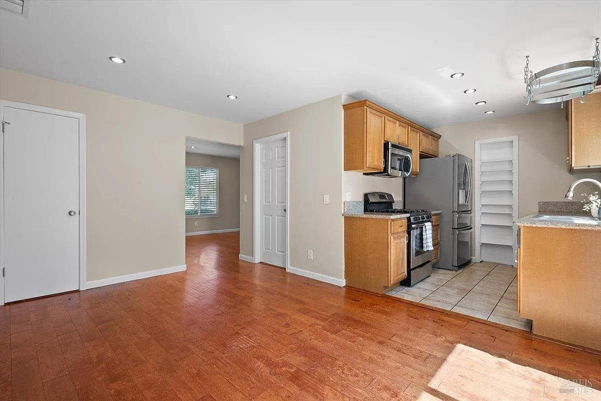 303 Algiers Court - Photo 11