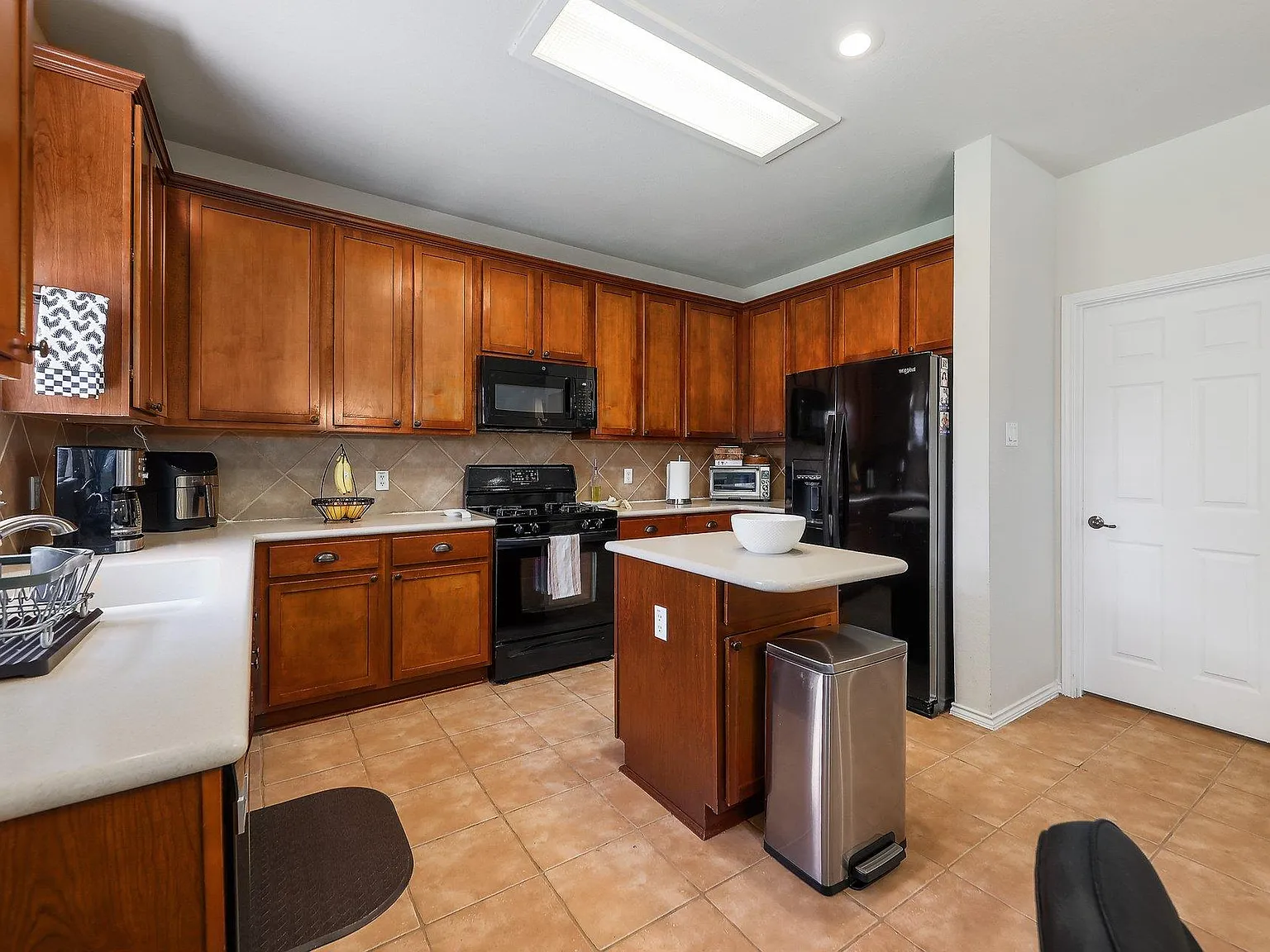4 bed, 3.0 bath, 2341 sqft, $2,800 — Photo 4