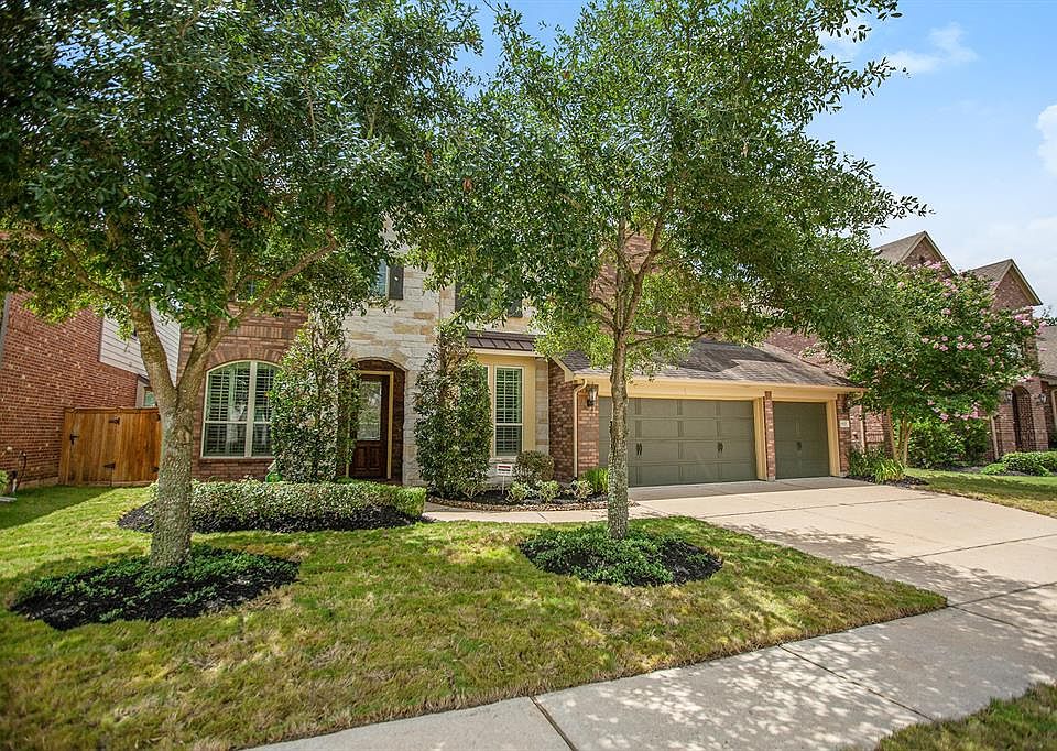 Welcome to 19523 Salado Creek Court in the prestigious master-planned community of Towne Lake.