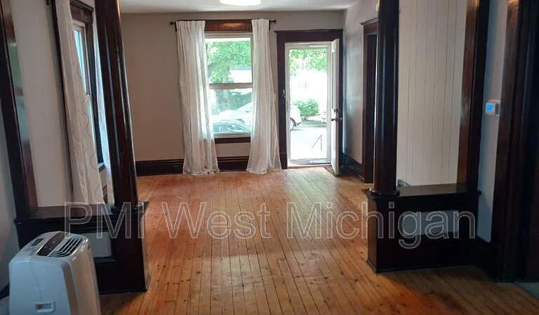 946 Pine Ave NW #1 — Photo 4