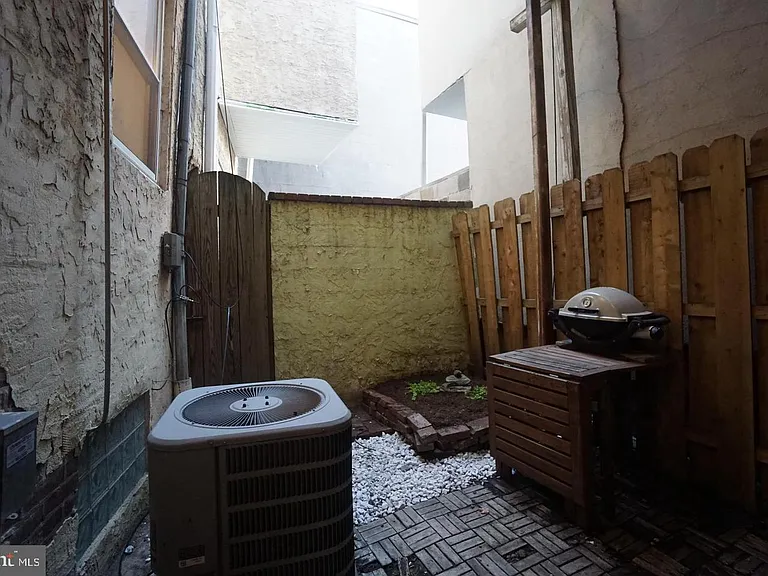 1010 New Market St — Photo 29