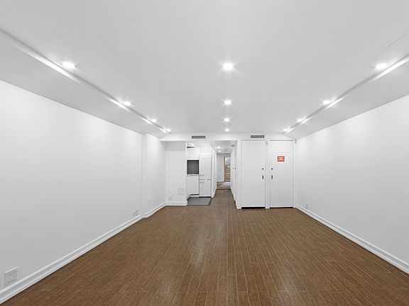 5th image of 61 W 69th St