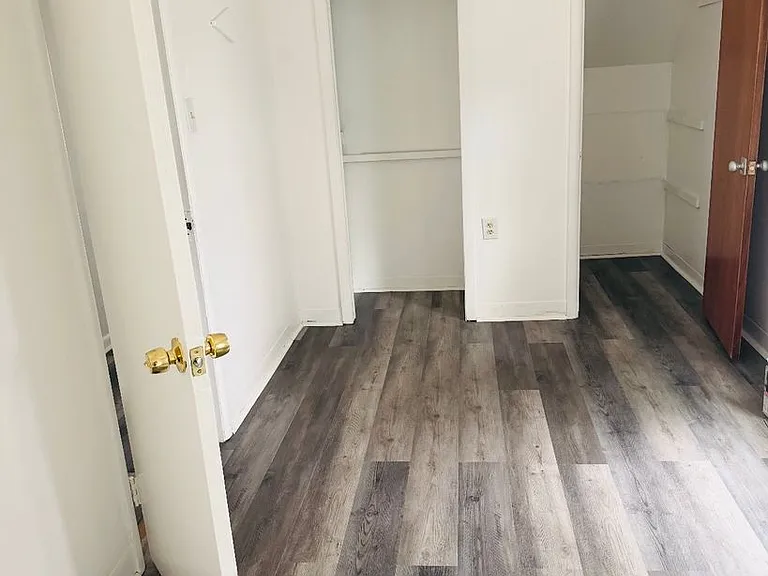 913 Nott St — Photo 16