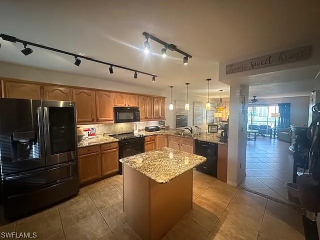 2 bed, 2.0 bath, 1132 sqft, $4,700 — Photo 2