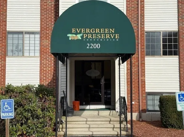 2200 Skyline Dr Unit 4, Lowell, MA 01854