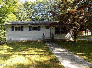 102 Raven Ct, Dingmans Ferry, PA 18328