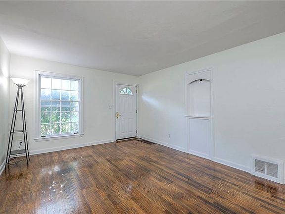 4th image of 8100 Belleview Ave
