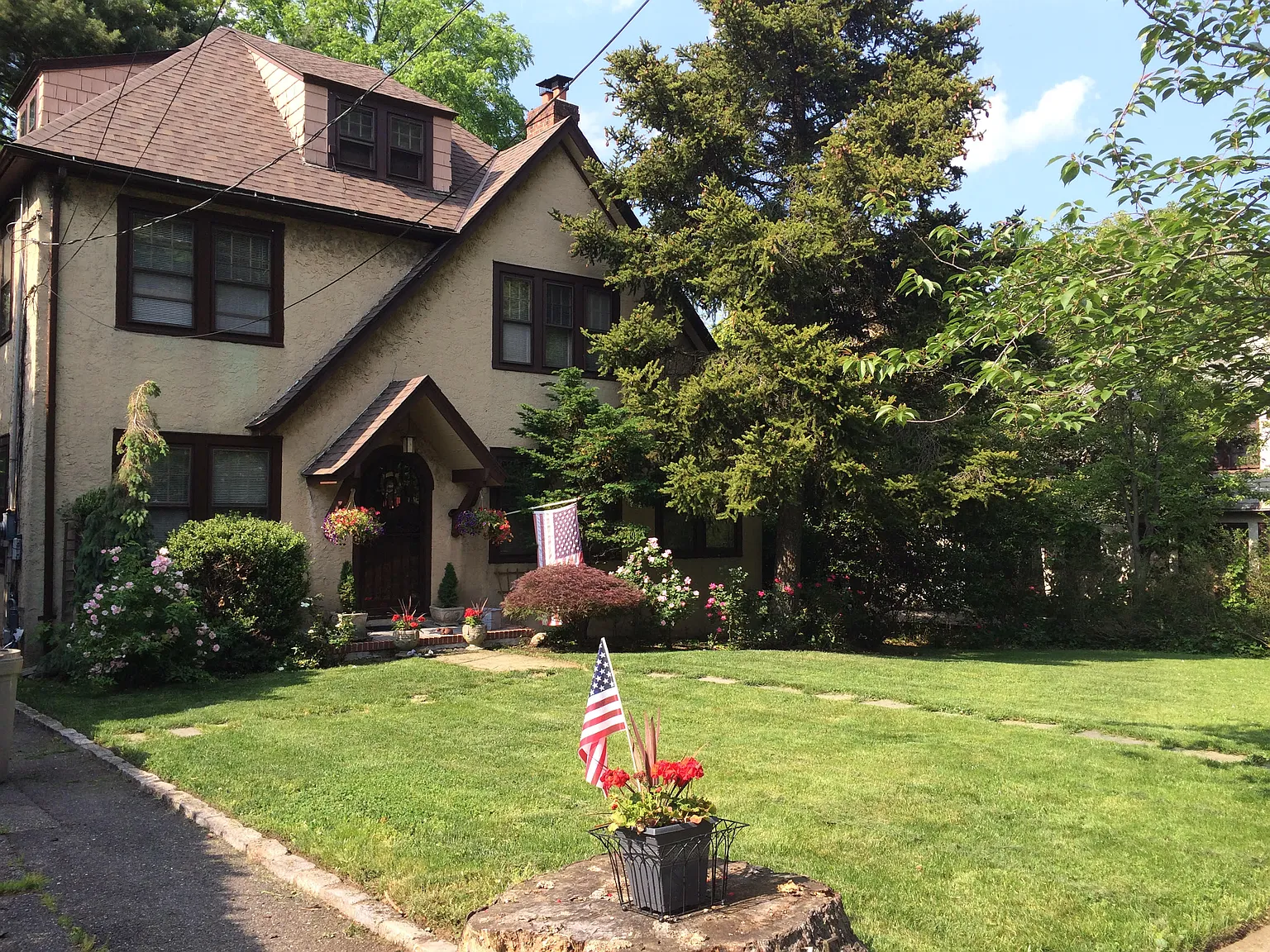 345 Warwick Ave photo 1