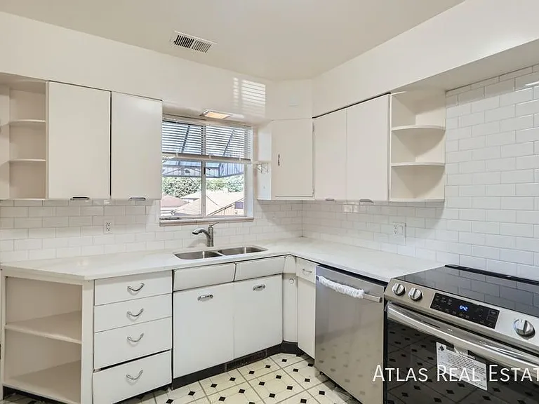 2475 S Lafayette St — Photo 15