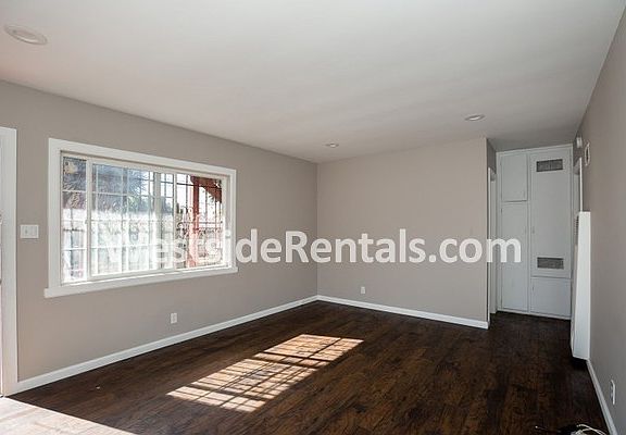4th image of 727 N Vendome St