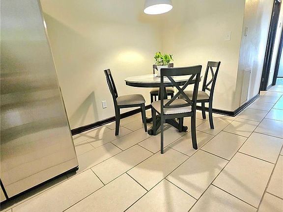 5th image of 307 Woodview Ave #307