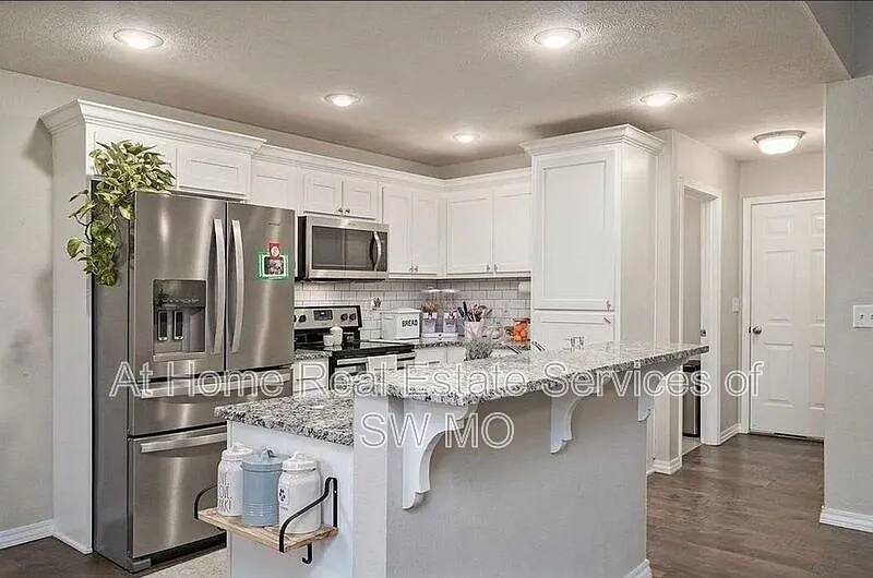 3 bed, 2.0 bath, 1362 sqft, $1,725 — Photo 2