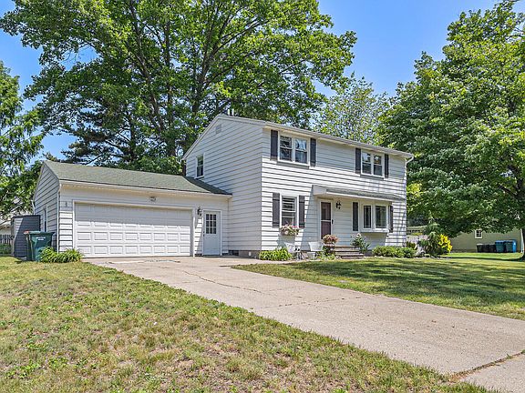 3rd image of 17885 Oak Hill Ct
