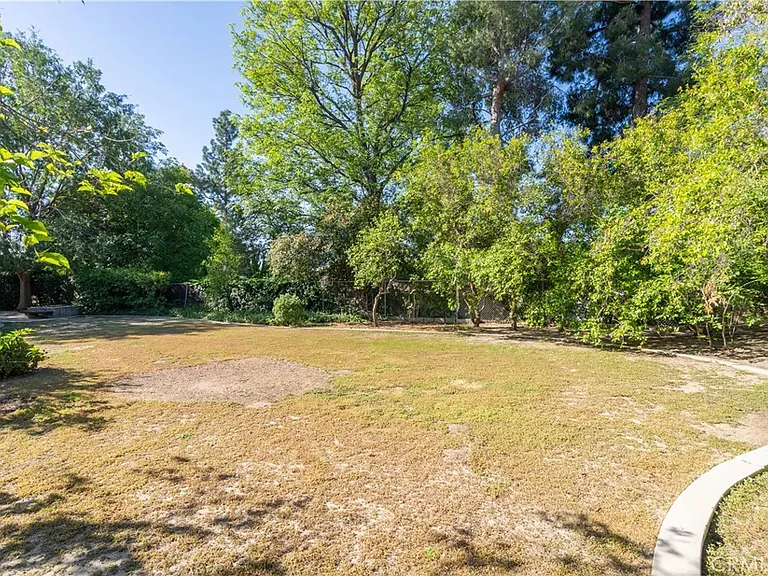 11761 Encino Ave — Photo 32