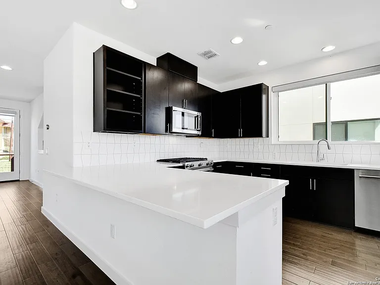 Kitchen with microwave, gas stove/oven, dishwasher and refrigerator