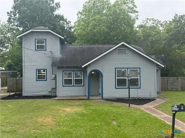 105 W Brackenridge St, Edna, TX 77957
