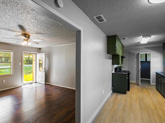 3rd image of 615 Circle Dr