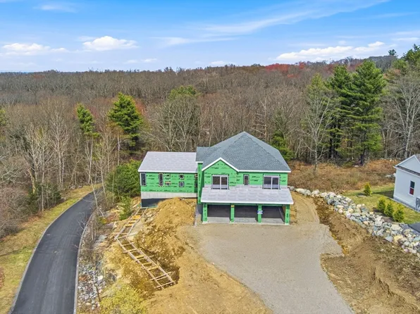 135 Nobscot Dr, Framingham, MA 01701